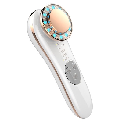 Soins du visage avec nettoyeur électrique