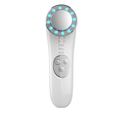 Soins du visage avec nettoyeur électrique