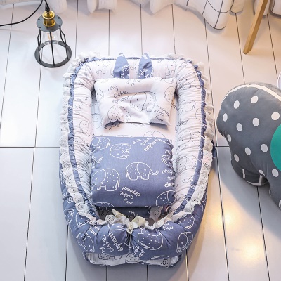 Lit de bébé avec courtepointe dentelle arc