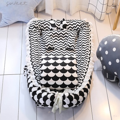 Lit de bébé avec courtepointe dentelle arc