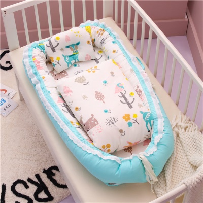 Lit de bébé avec courtepointe dentelle arc