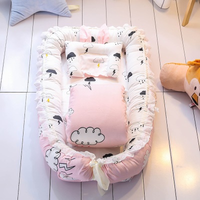 Lit de bébé avec courtepointe dentelle arc