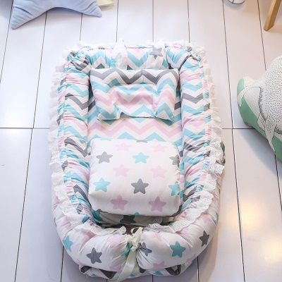 Lit de bébé avec courtepointe dentelle arc