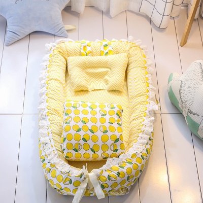 Lit de bébé avec courtepointe dentelle arc