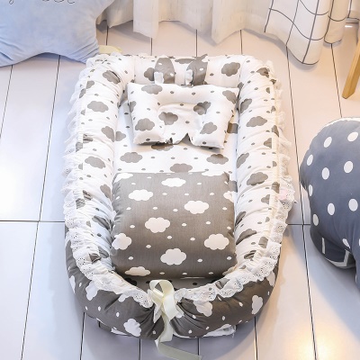 Lit de bébé avec courtepointe dentelle arc