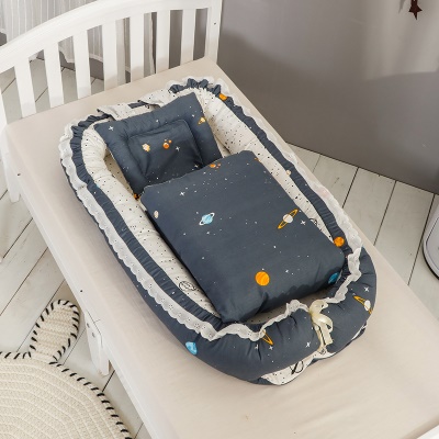 Lit de bébé avec courtepointe dentelle arc