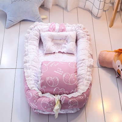 Lit de bébé avec courtepointe dentelle arc