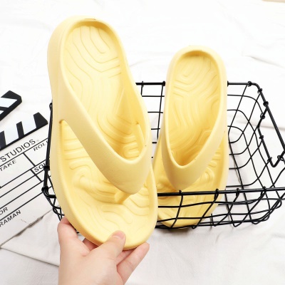 Tongs et pantoufles à semelle souple