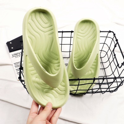 Tongs et pantoufles à semelle souple