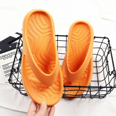 Tongs et pantoufles à semelle souple
