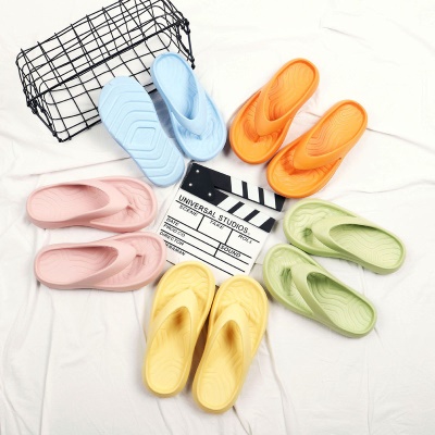 Tongs et pantoufles à semelle souple