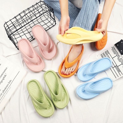 Tongs et pantoufles à semelle souple