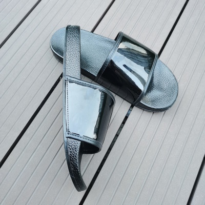 Babouches sandales homme brillant PVC noir
