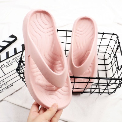 Tongs et pantoufles à semelle souple