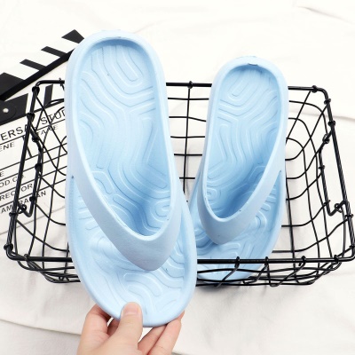 Tongs et pantoufles à semelle souple