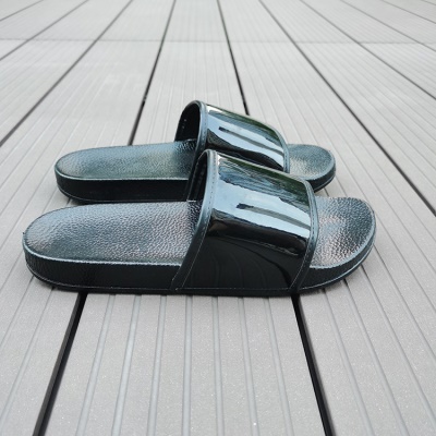 Babouches sandales homme brillant PVC noir