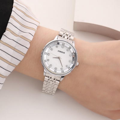 Montre pour femmes boucle en acier inoxydable sertie de diamants en alliage de zinc