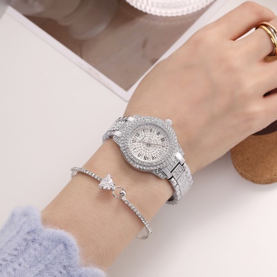 montre étanche en acier avec des chiffres romains pleins de diamants