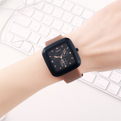Montres pour femmes bracelet en silicone imperméable carré