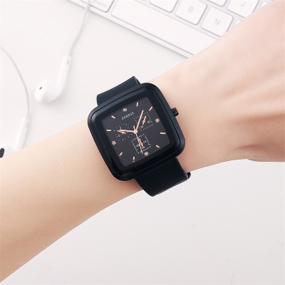 Montres pour femmes bracelet en silicone imperméable carré