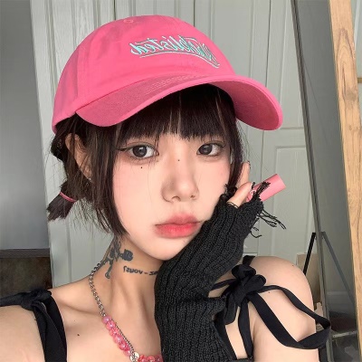 Chapeau à visière lettre broderie visage petit capot souple