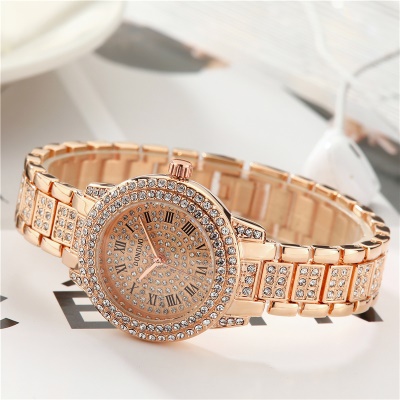montre étanche en acier avec des chiffres romains pleins de diamants