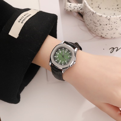 Montre pour femmes polygone cadran chiffres aiguilles cuir de vache sangle