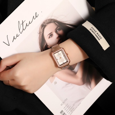 Montres dames cadran carré bracelet en cuir de vache serti de diamants