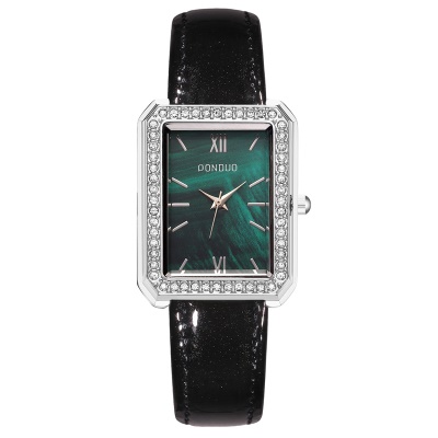 Montre pour dames avec diamant cadran carré bracelet en cuir nacré