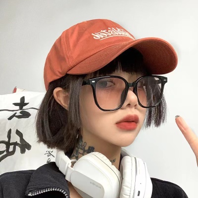 Chapeau à visière lettre broderie visage petit capot souple