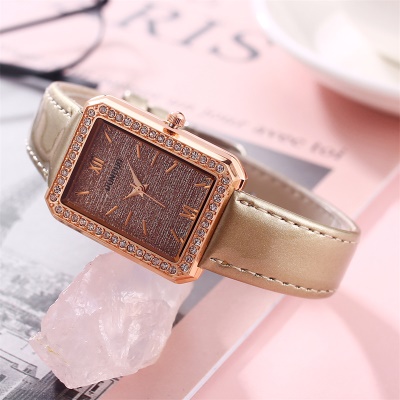 Montre pour dames avec diamant cadran carré bracelet en cuir nacré