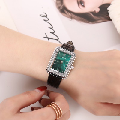 Montre pour dames avec diamant cadran carré bracelet en cuir nacré