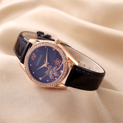 Montres dames disque avec diamants bracelet en cuir nacré