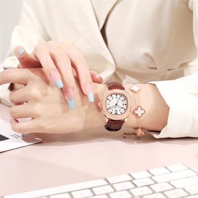 Montres pour dames chiffres gravés bracelet en cuir imperméable