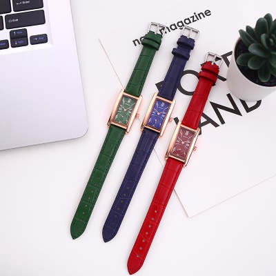 Montres pour femmes bracelet en cuir de vache avec chiffres romains