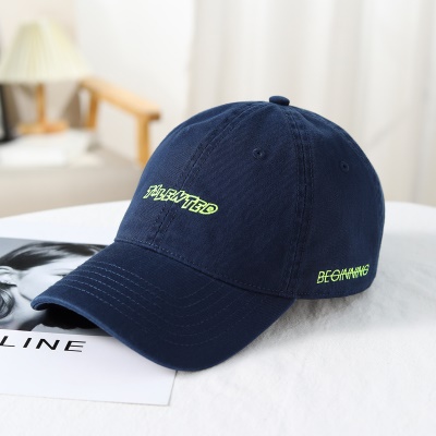 Casquette à visière brodée en coton