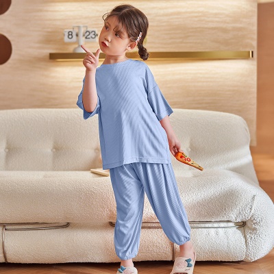 Pyjama 2 pièces en tissu modal bleu à motif vertical