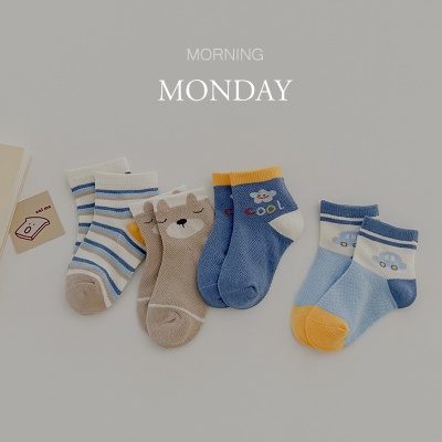 Ensemble de quatre pièces de chaussettes pour enfants en maille respirante en coton peigné motif de dessin animé
