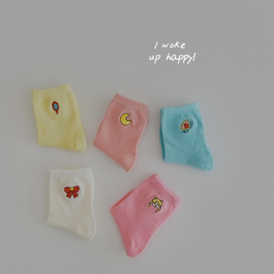 Set de 5 pièces de chaussettes pour enfants brodé en coton de couleur unie