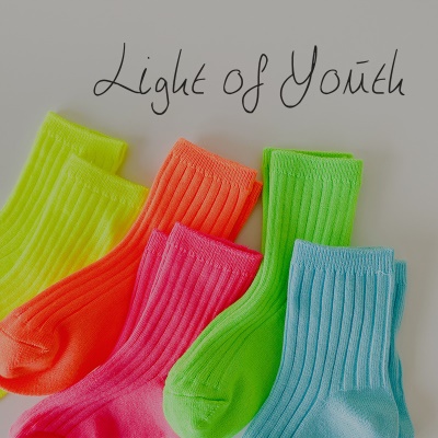 Set de quatre pièces de chaussettes pour enfants en coton rayé à double aiguille de couleur brillante