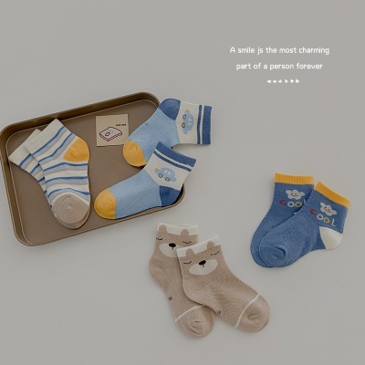 Ensemble de quatre pièces de chaussettes pour enfants en coton peigné à rayures en maille