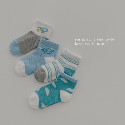 Ensemble de quatre pièces de chaussettes pour enfants en maille respirante en coton peigné motif de dessin animé
