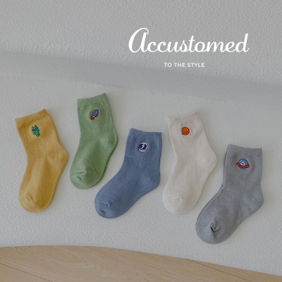 Chaussettes en coton brodé couleur unie pour enfants