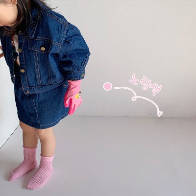 Set de quatre pièces de chaussettes pour enfants couleur unie avec bride respirante en maille