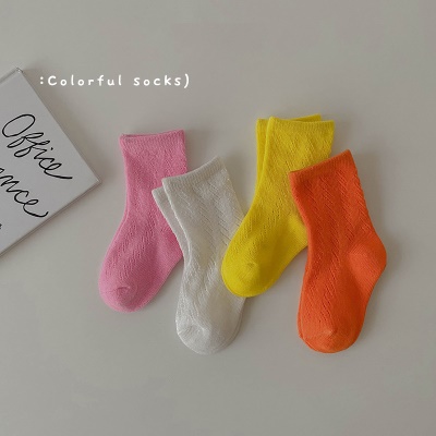 Set de quatre pièces de chaussettes pour enfants couleur unie avec bride respirante en maille