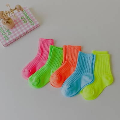 Set de quatre pièces de chaussettes pour enfants en coton rayé à double aiguille de couleur brillante