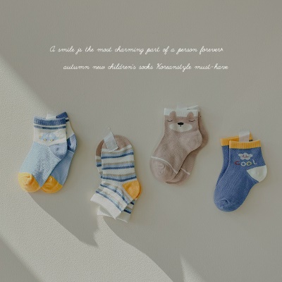 Ensemble de quatre pièces de chaussettes pour enfants en coton peigné à rayures en maille