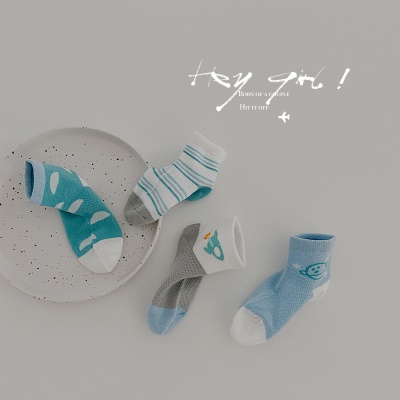Ensemble de quatre pièces de chaussettes pour enfants en maille respirante en coton peigné motif de dessin animé