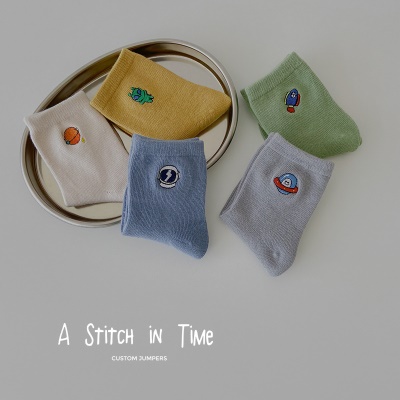 Chaussettes en coton brodé couleur unie pour enfants