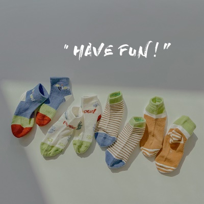 Ensemble de quatre pièces de chaussettes pour enfants en maille respirante en coton peigné motif de dessin animé